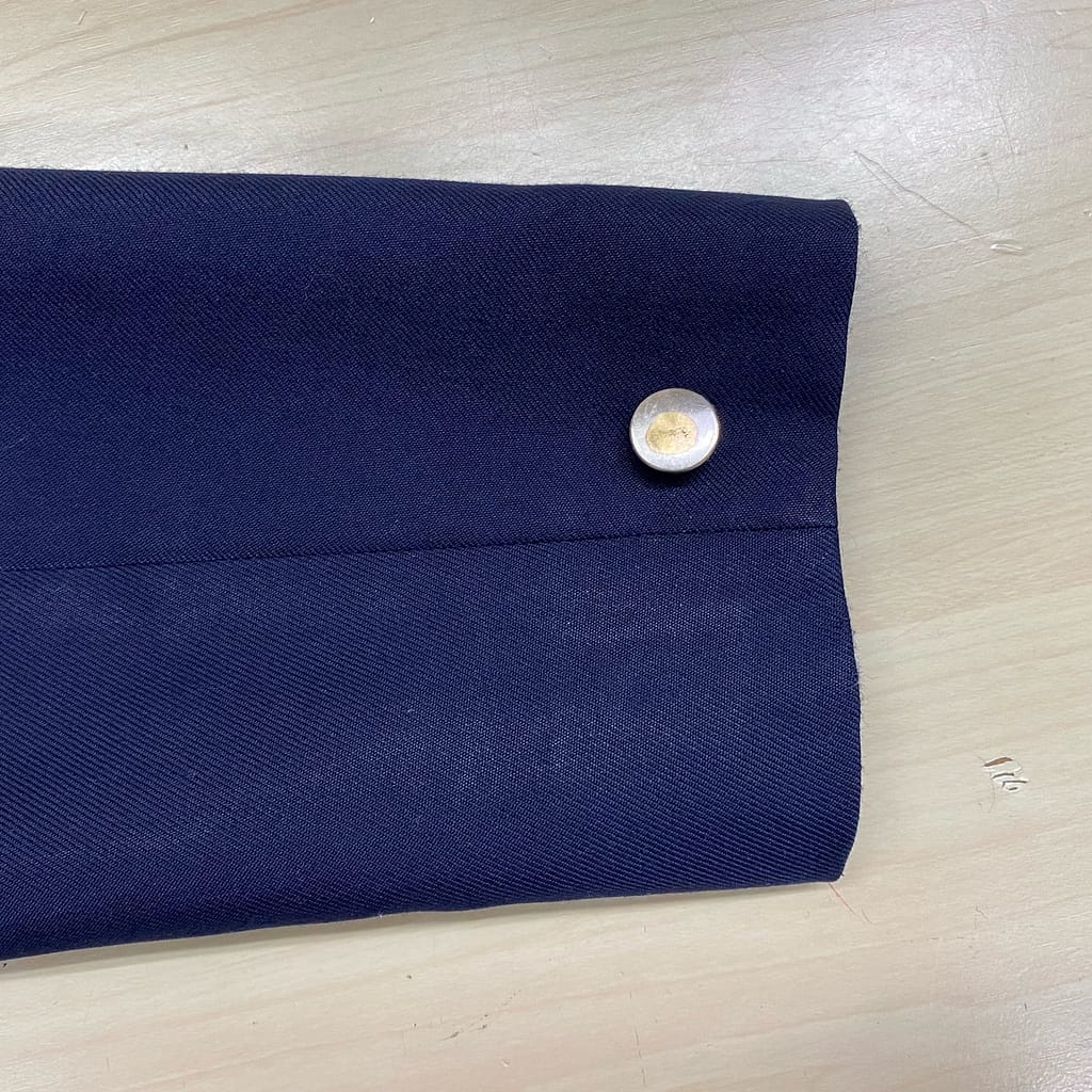 ペンキ汚れを除去した制服袖口のクリーニング後の仕上がり