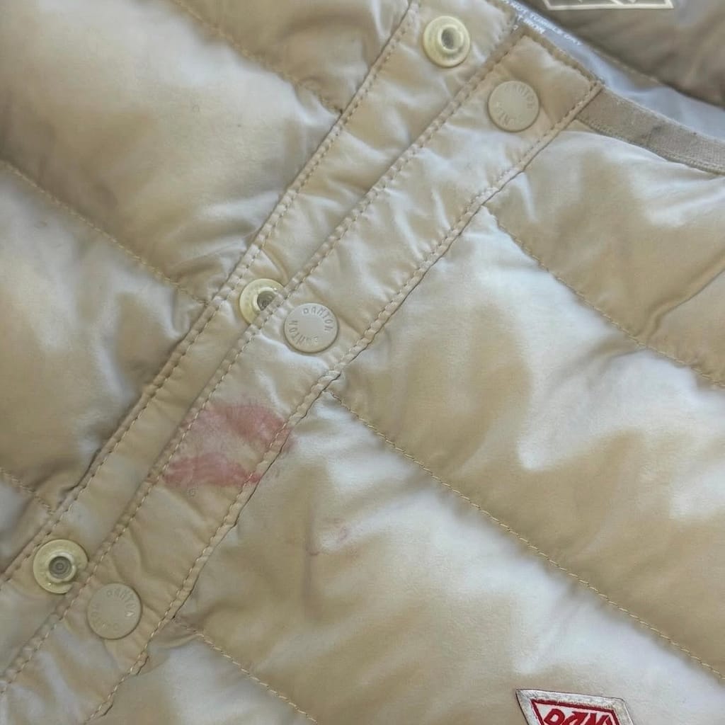 越谷市東大沢ペンギンクリーニングのダウンビのしみ抜きビフォー