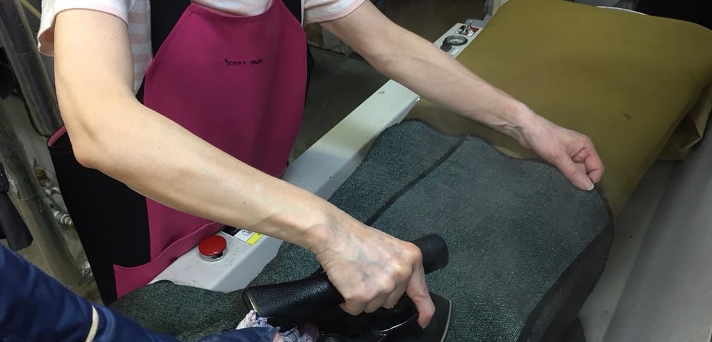 クリーニング五香のアイロンによる衣類の仕上げ作業