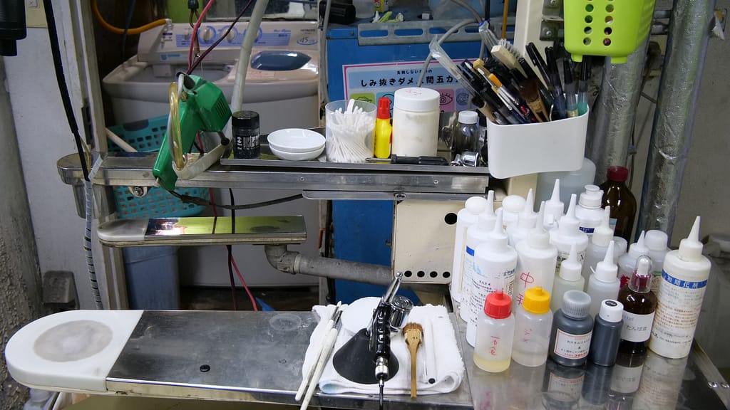 しみ抜きガン 専用薬剤 工場内 作業風景