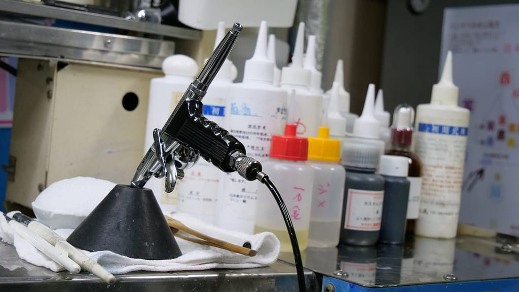 しみ抜きガン 専用薬剤 工場内 作業風景