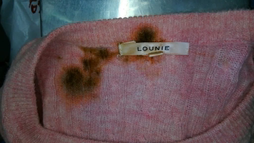 衣類のお医者さん クリーニングオオタ セーターの変色・シミ クリーニング前の状態