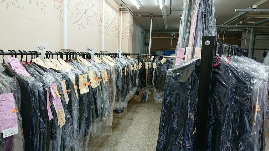 エコクリーニングクレオの仕上がり品保管ラック(作業場全景)