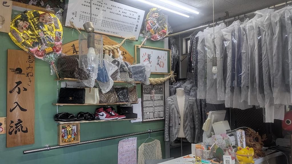 不入流の看板が掲げられた店内受付