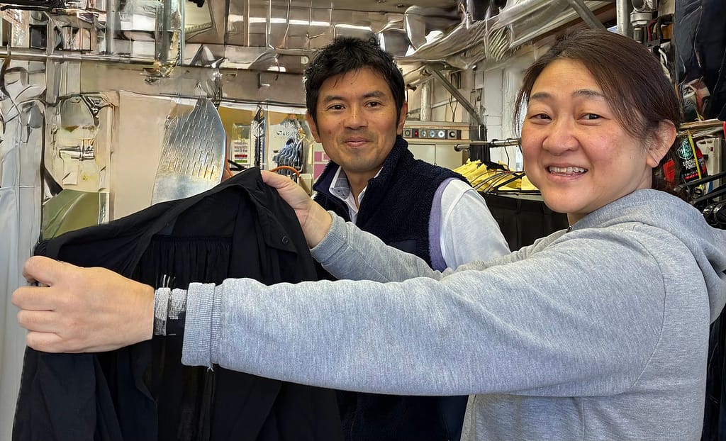 クリーニングアンジェを営む店主夫婦の作業風景