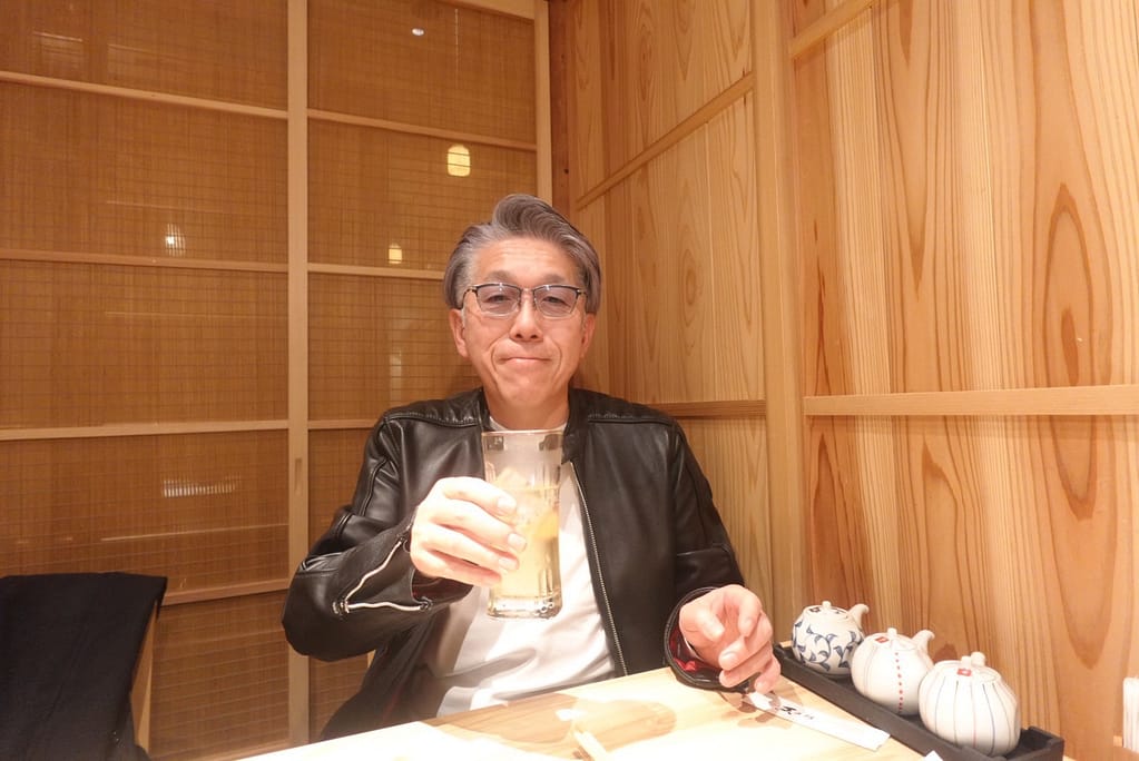 クリーナースタジオGTO店主が仕事終わりにお酒を楽しむ様子