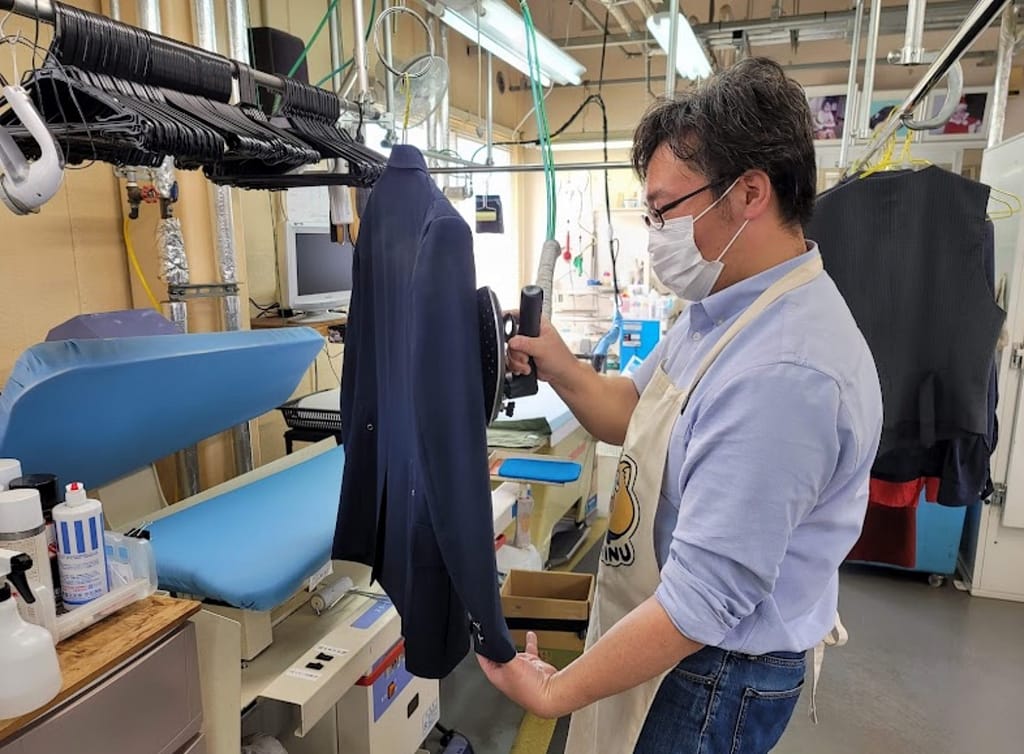 クリーニングひまわりでの仕上げ作業風景