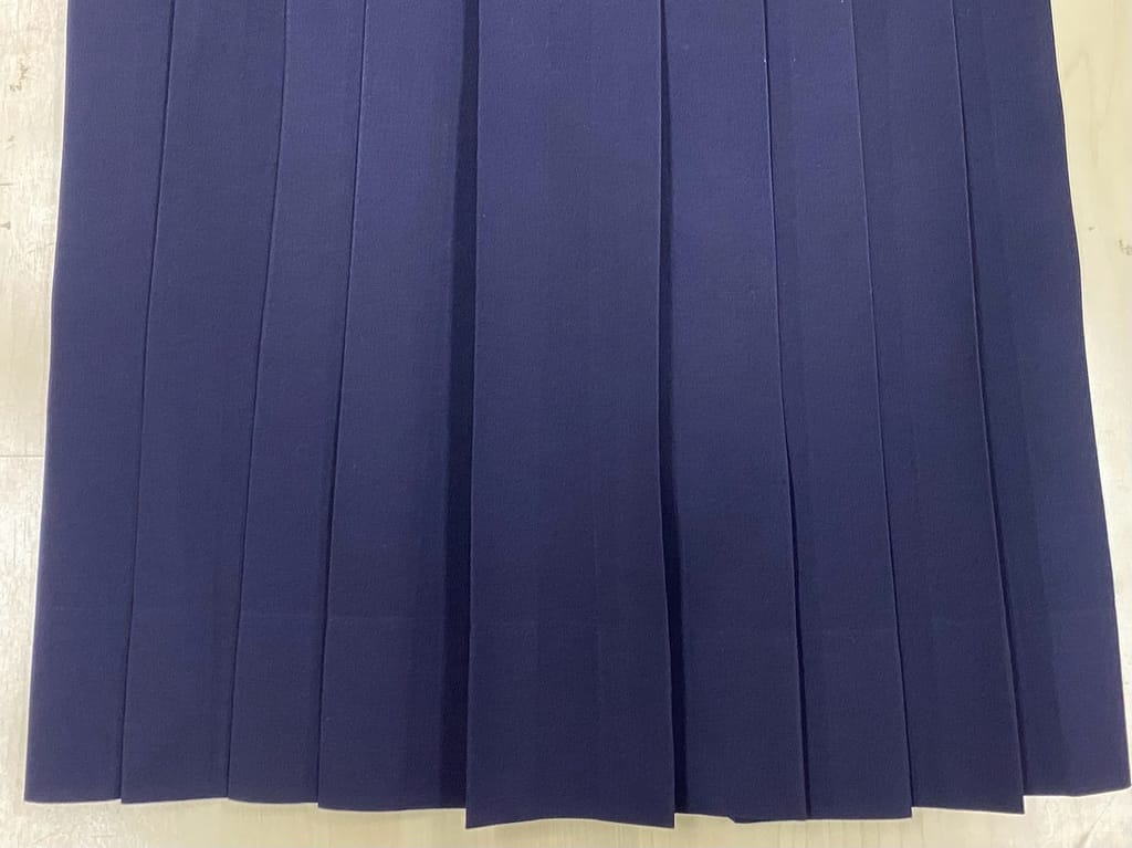 プリーツを復元、染み、テカリを除去した学生スカートのクリーニング後の仕上がり