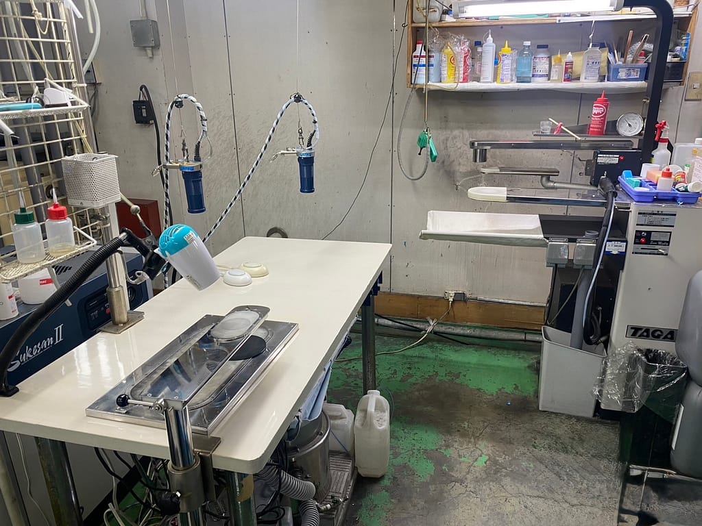 不入流とサン京都の染抜き機を使い分けるクリーナースタジオGTOの染み抜き設備