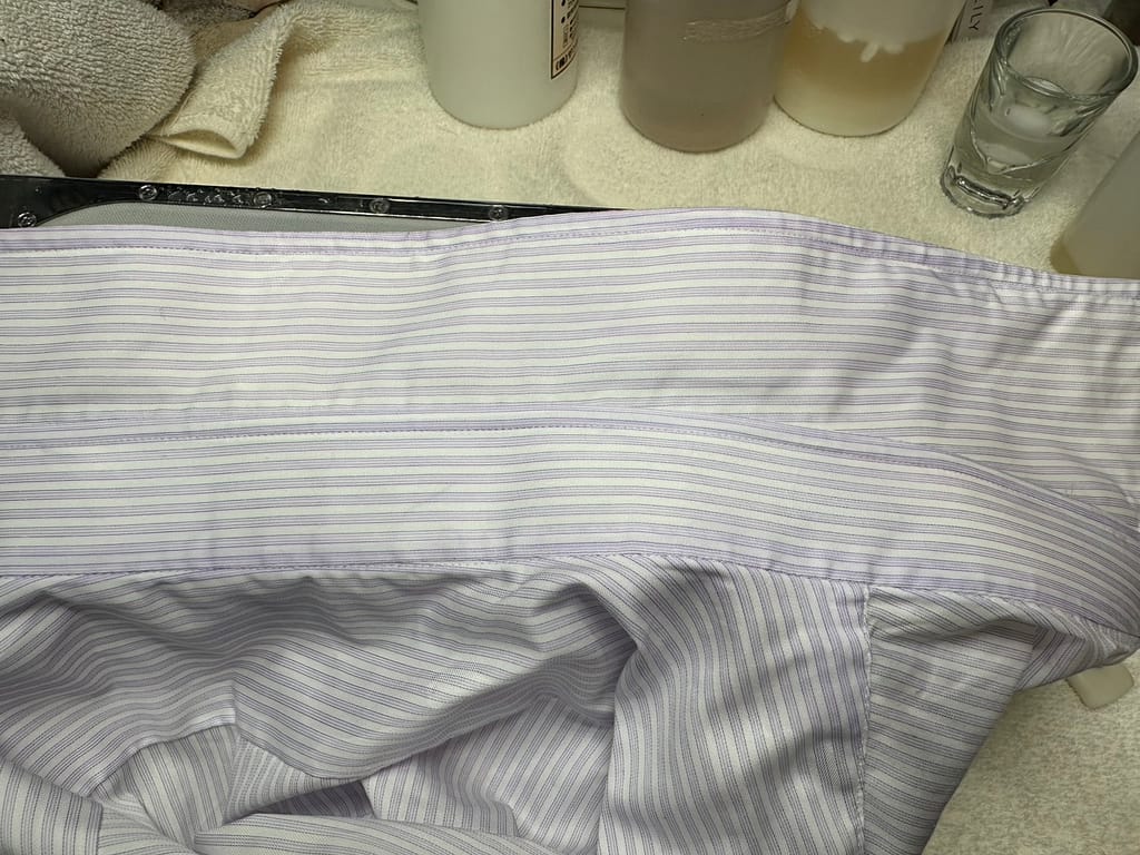 ネクタイからの色移りをしみ抜きで除去したワイシャツの仕上がり例|ファッションクリーニングSuzuki.札幌