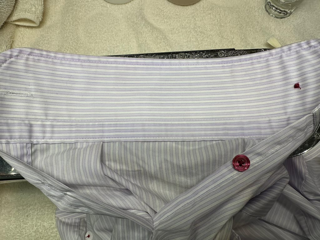 札幌市のファッションクリーニングSuzuki.によるワイシャツ襟部分のネクタイからの色移り除去前の状態