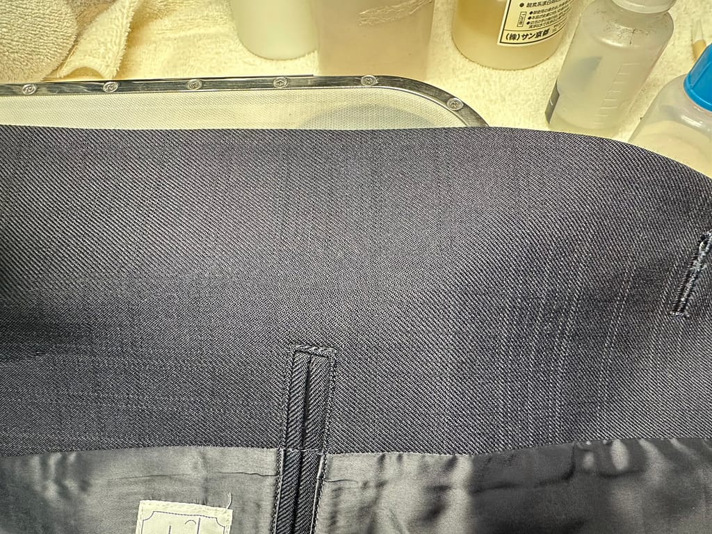 学生服の接着剤のシミをきれいに除去したしみ抜き事例|ファッションクリーニングSuzuki.