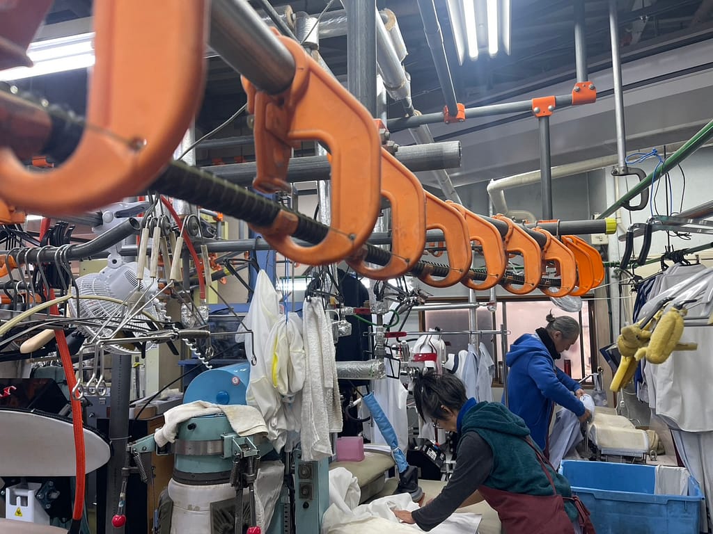 山梨県北杜市のクリーニングうみのの作業場全景