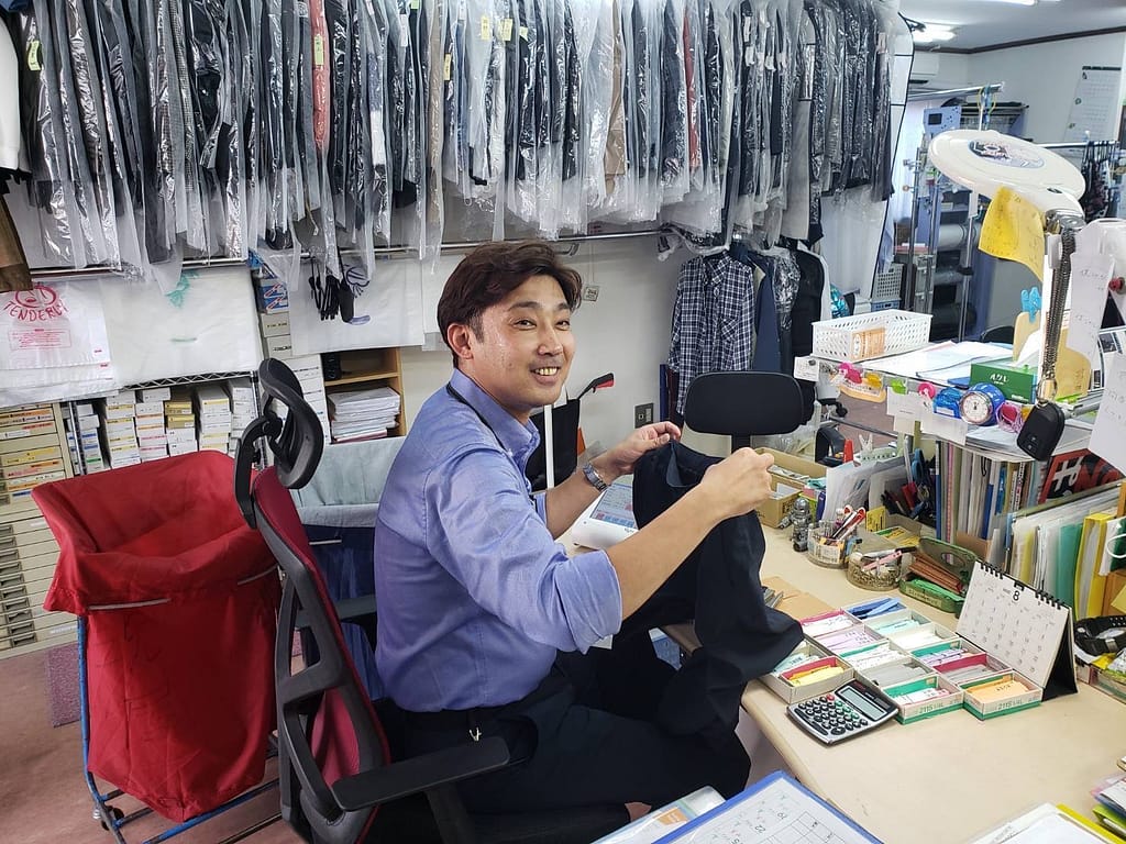 cleaners洗屋 羽田本店 東京都大田区羽田 クリーニング工程中の衣類チェック