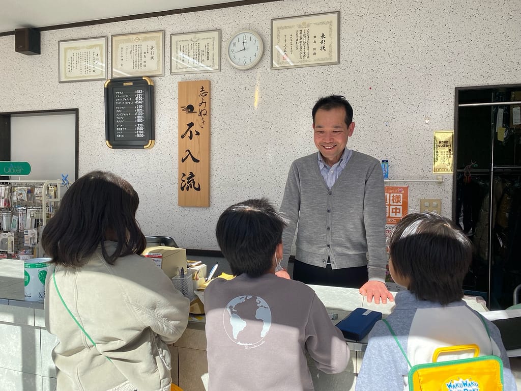 地域のお客様と向き合うグレースクリーニング権太坂店の接客風景