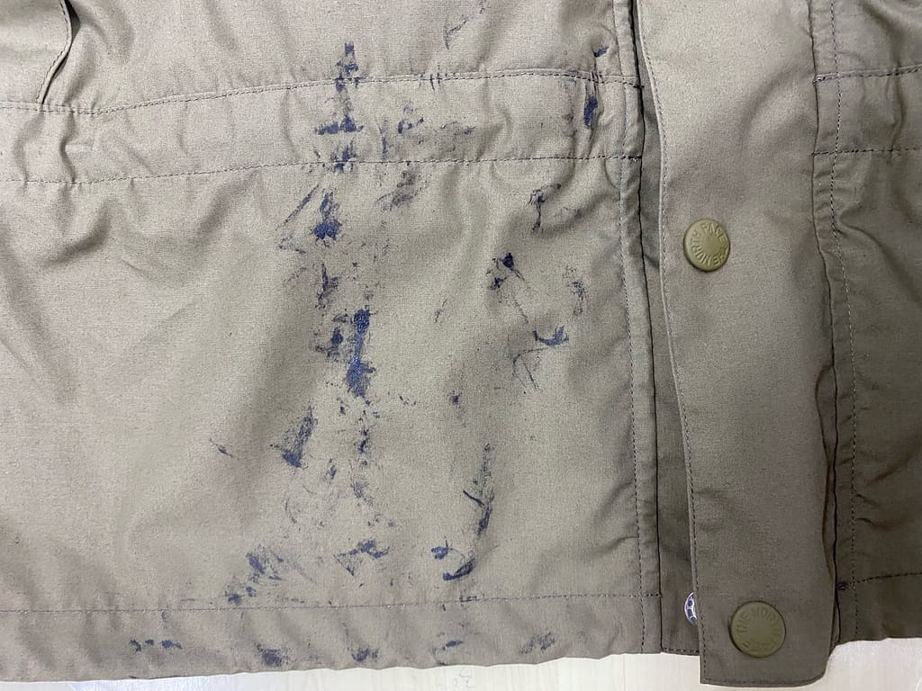 インク汚れが付着したジャケットのクリーニング前の状態