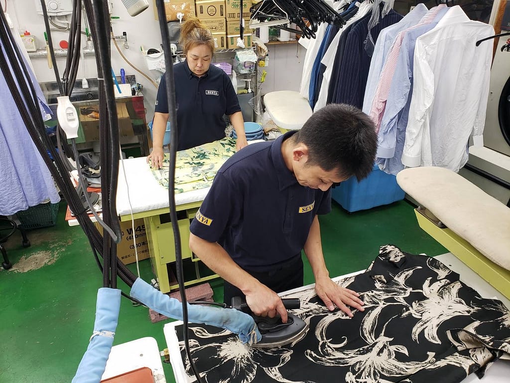 cleaners洗屋 羽田本店 東京都大田区羽田 アイロン仕上げ作業風景