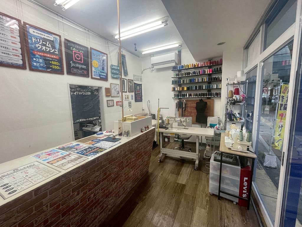 アイチャク284の店内全景と作業スペース 一着ずつ向き合う環境