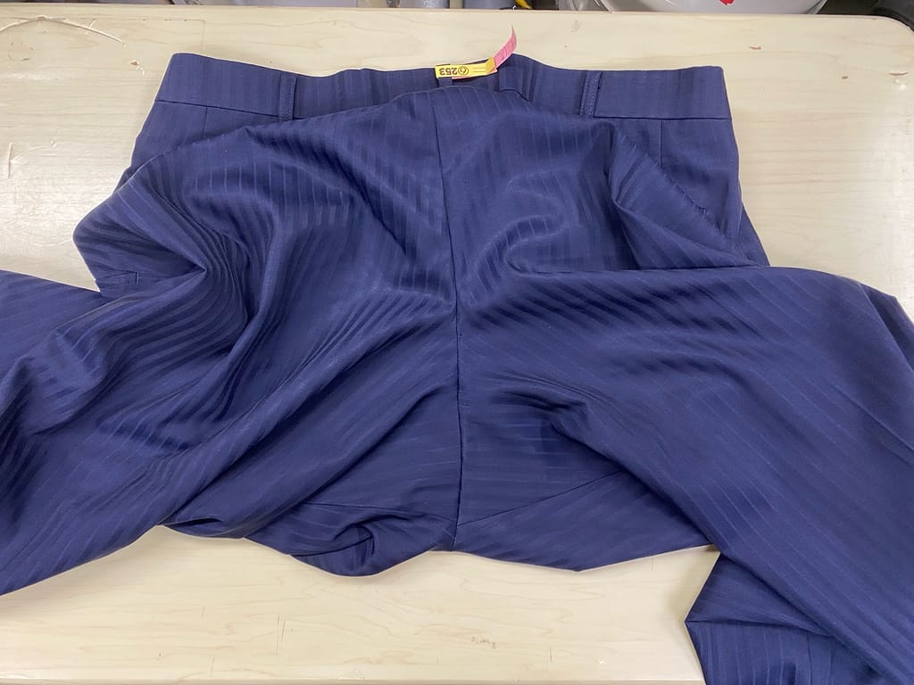 破損部分を補修したスラックスのクリーニング後の仕上がり