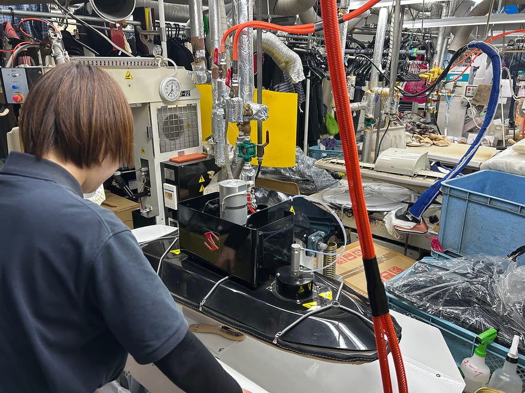 EMクリーニングハヤシ 工場内プレス工程