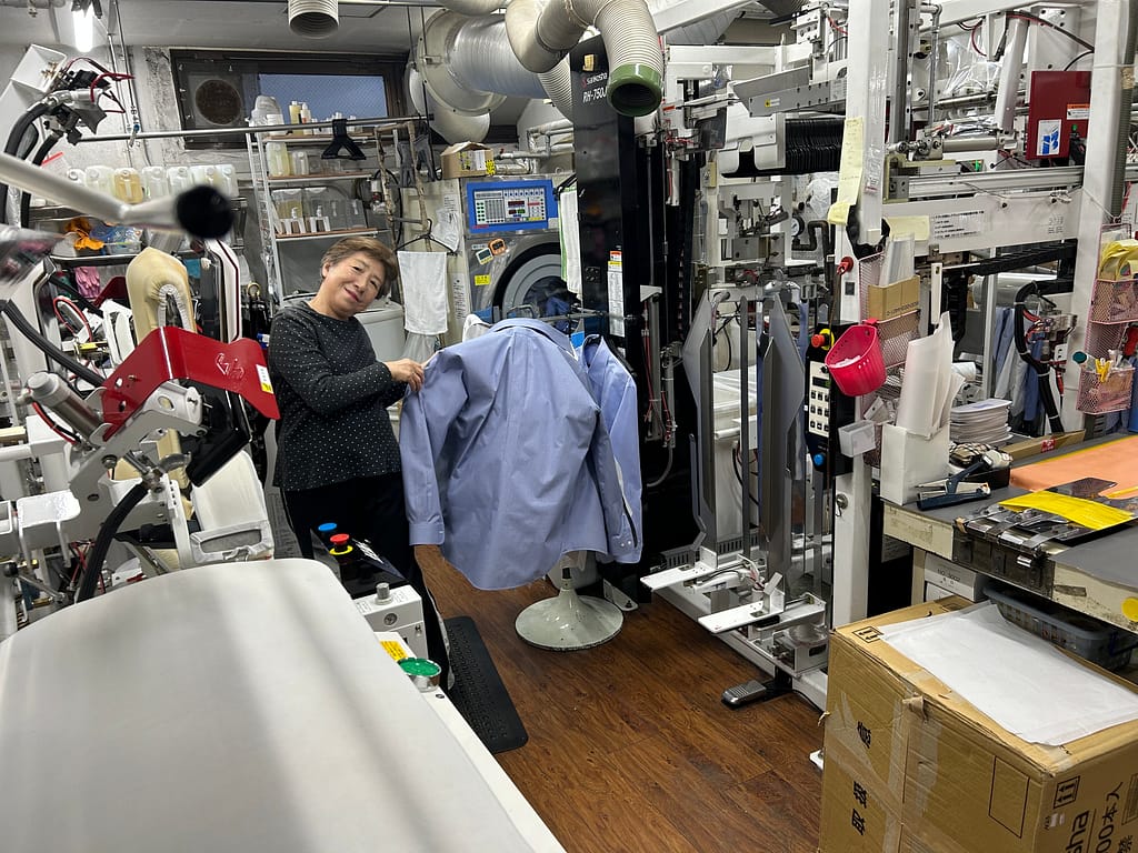 ワイシャツ立体仕上げ機による仕上げ工程