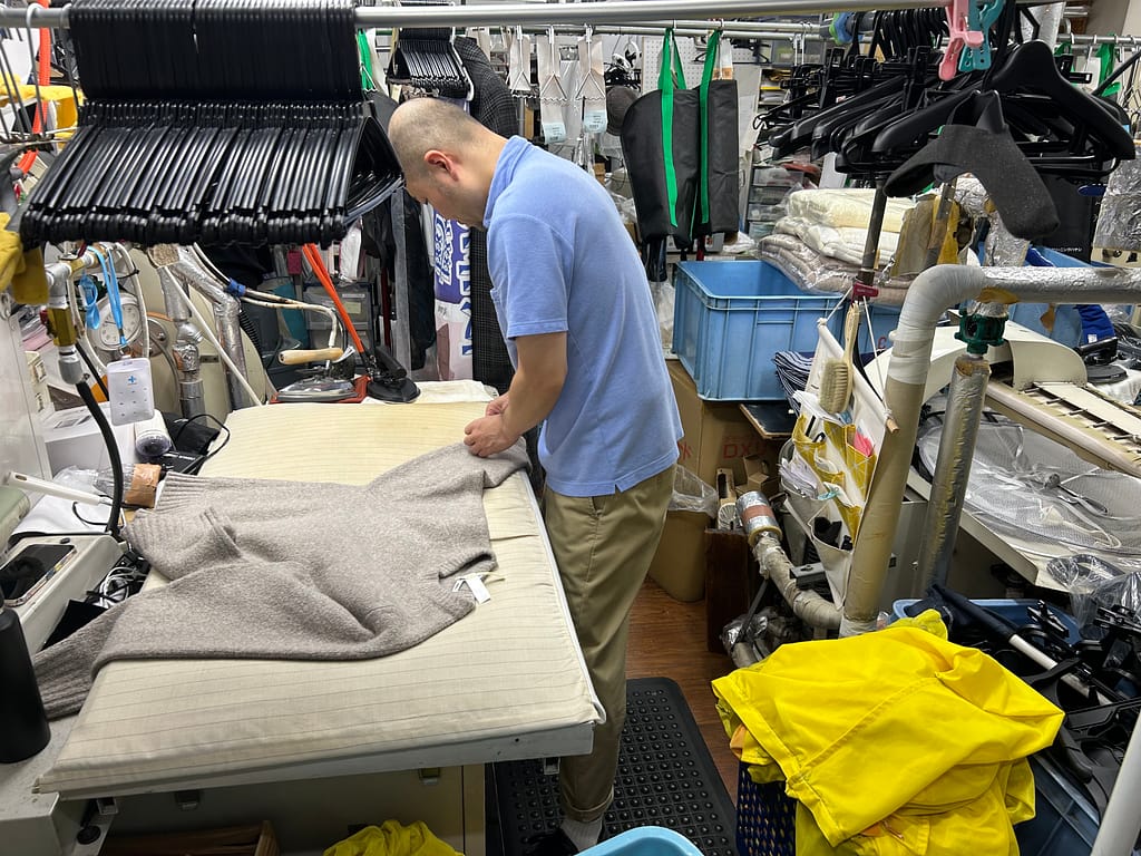 ニット製品の仕上げ作業風景