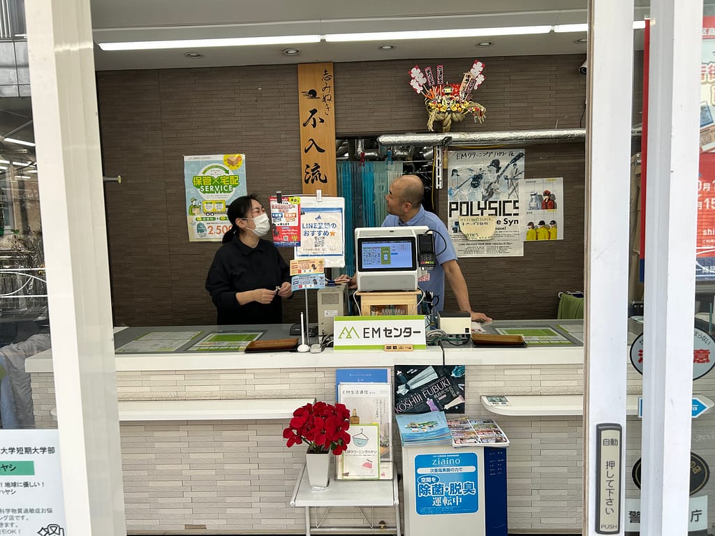EMクリーニングハヤシ 受付カウンター
