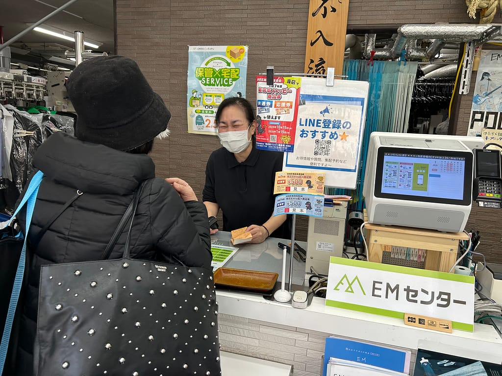 お客様と笑顔で接客するEMクリーニングハヤシスタッフ