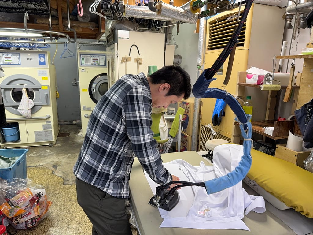 みつぼしクリーニングの仕上げ作業(ワイシャツのアイロンがけ)