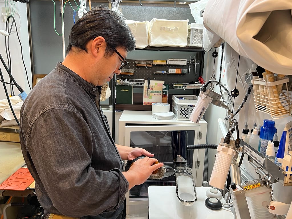 大丸クリーニング 店主による靴メンテナンス作業(東京都世田谷区若林)