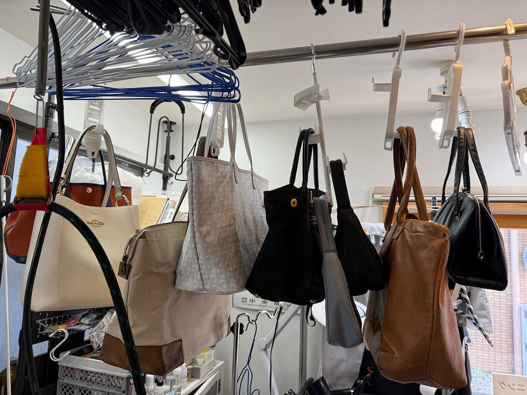 大丸クリーニング バッグクリーニング作業風景(東京都世田谷区若林)