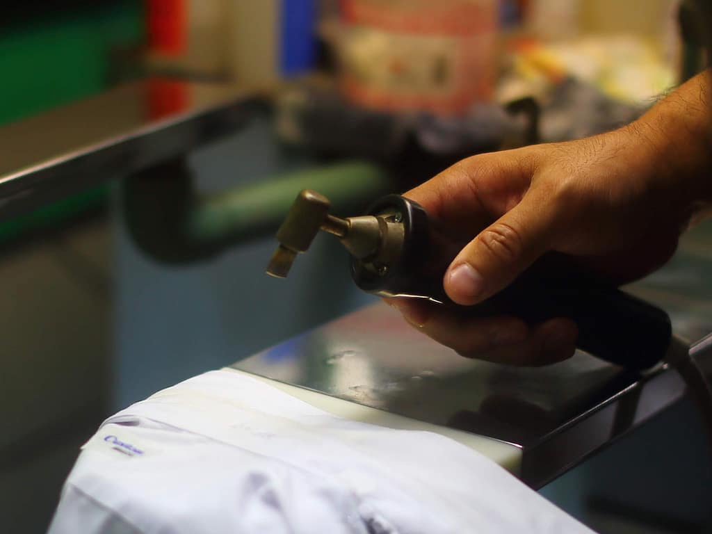 白友舎スタッフによるしみ抜き作業の手元