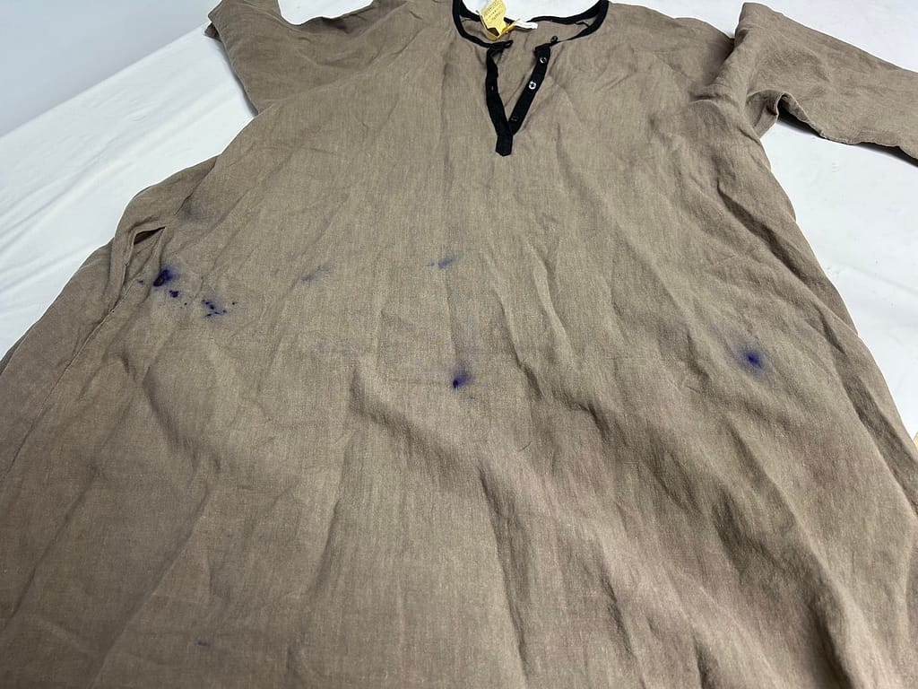 リネンワンピース インク色素移染 染み抜き前 ㈱イウチ せんたく屋太郎