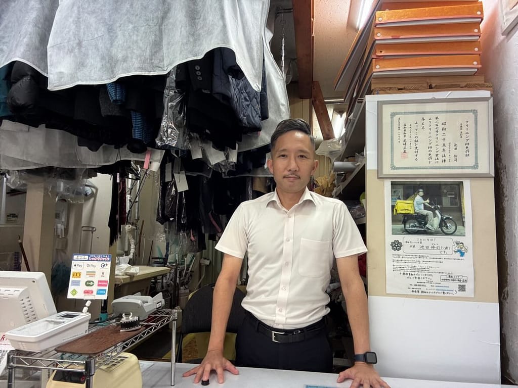 受付でお客様対応をするクリーニング店