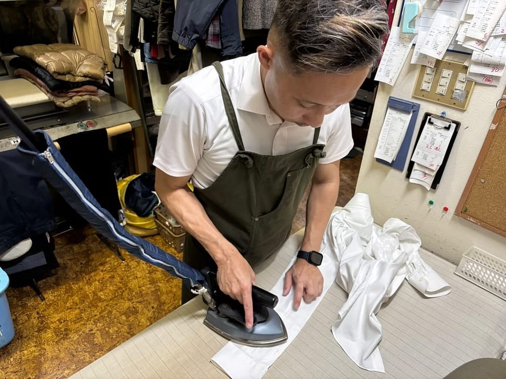 アイロンによる丁寧な仕上げ作業