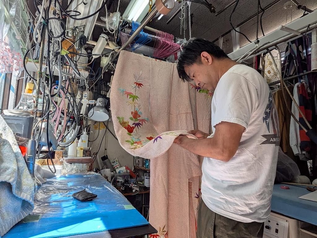 一枚ずつ状態を確認しながら作業を進める様子