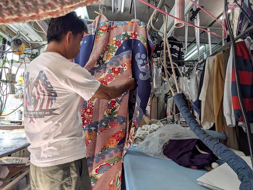 長年培った経験をもとに着物の状態を確認する店主