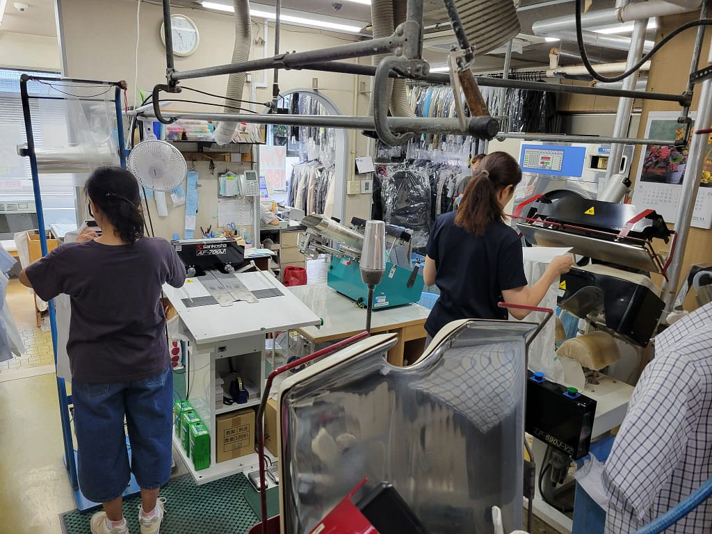 あおやぎクリーニング暁町本店のスタッフの作業風景