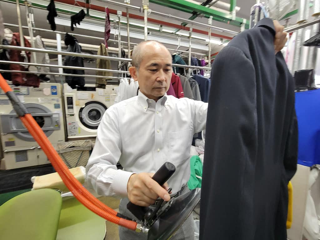 あおやぎクリーニング暁町本店 店主のアイロン仕上げ