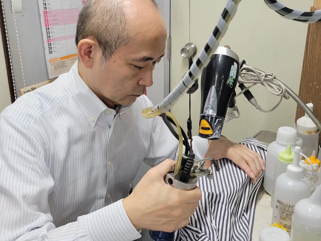 あおやぎクリーニングで行う衣類のしみ抜き作業