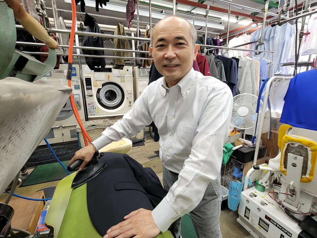 あおやぎクリーニング店主、青柳秀明さん