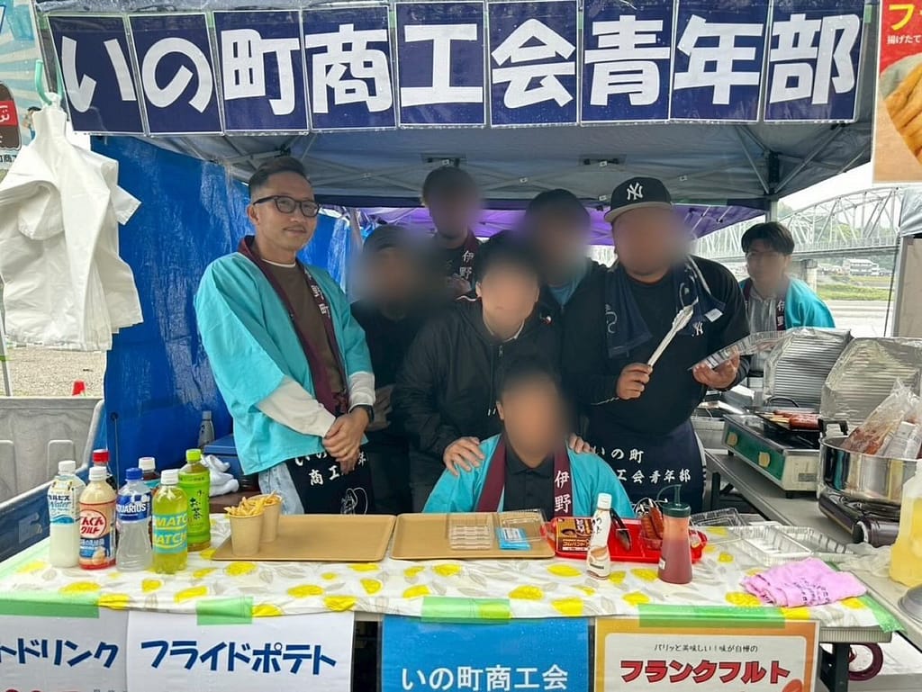地元商工会青年部活動に参加する岡田クリーニングの店主