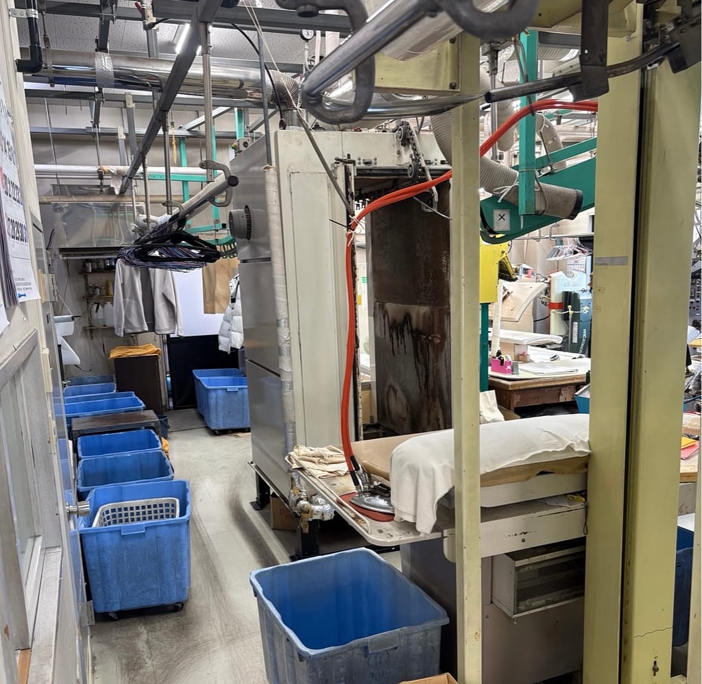 クリーニングアサヒ本店の工場内作業スペースと設備(町田市)