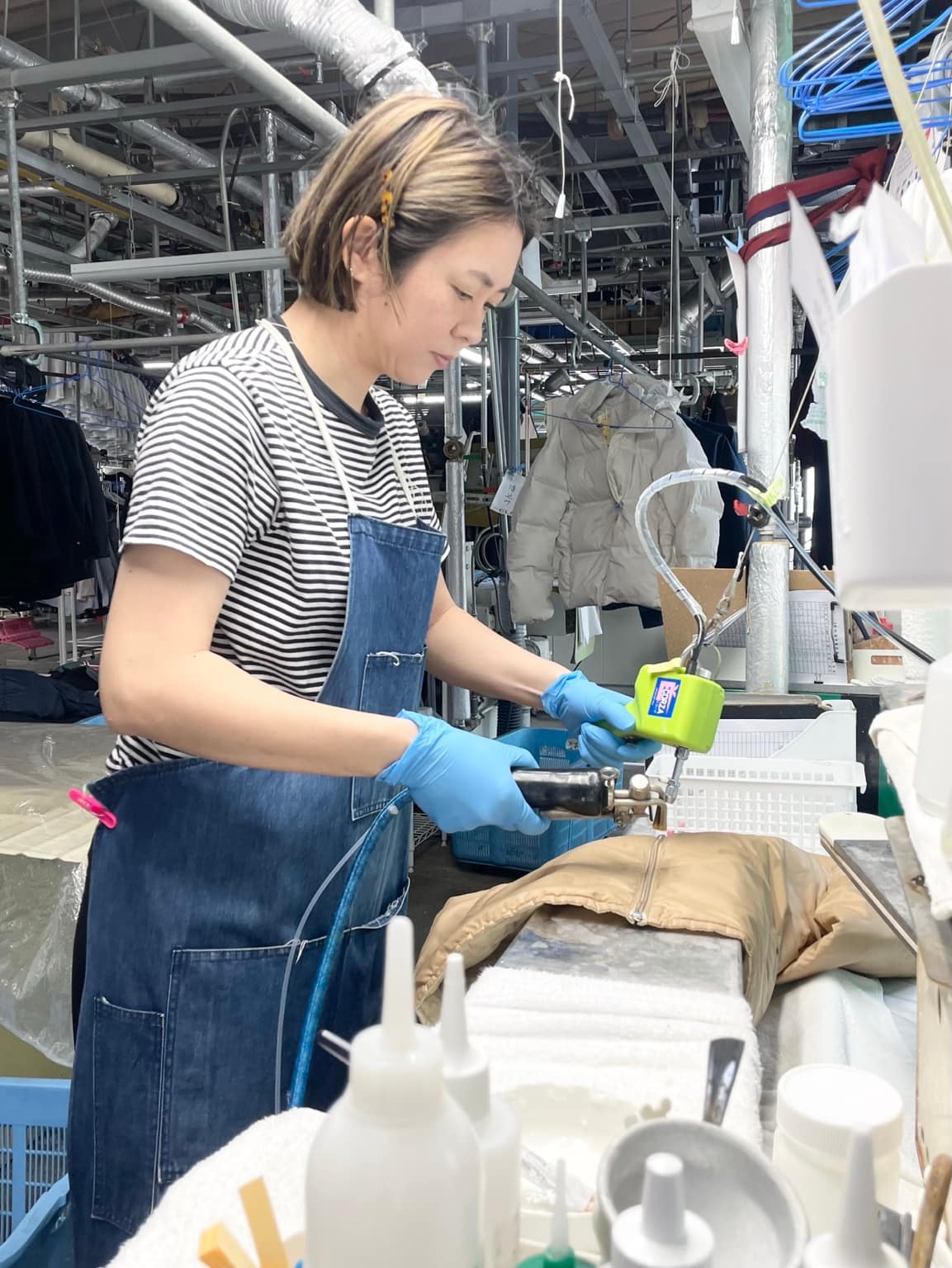 クリーニング店で衣類のしみ抜きを行う様子  写真提供：クリーンラインナリナカ COOPさっぽろきよみ店（北見市）