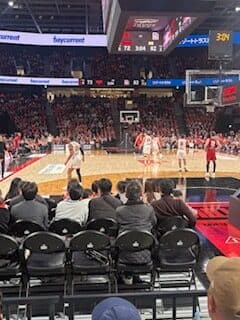 スポーツ観戦を楽しむクリーニングアサヒ本店店主の様子