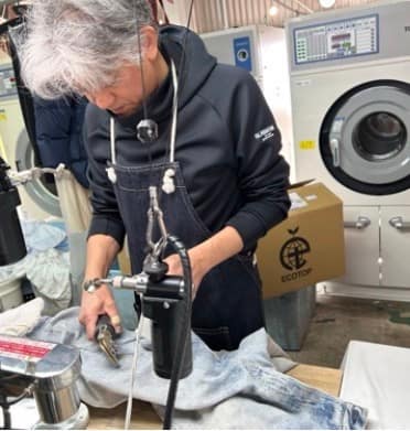 ㈱イウチ せんたく屋太郎 不入流匠聖 店主による染み抜き作業 津市