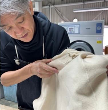 ㈱イウチ せんたく屋太郎 店主 仕上がり確認の様子 津市