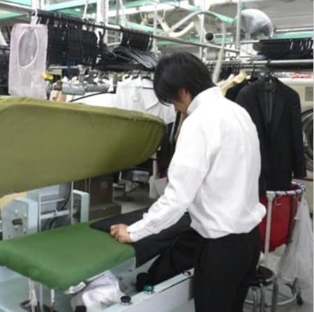 プレス作業 クリーニング工場 フミヤクリーニング