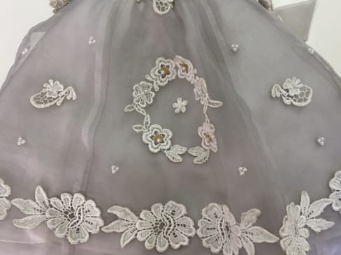 長期保管で黒変した白いドレス 変色状態