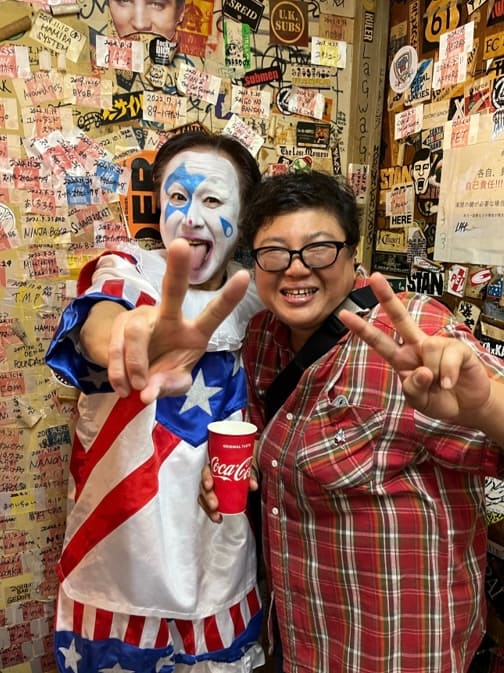 ニューロティカのライブを楽しむ店主